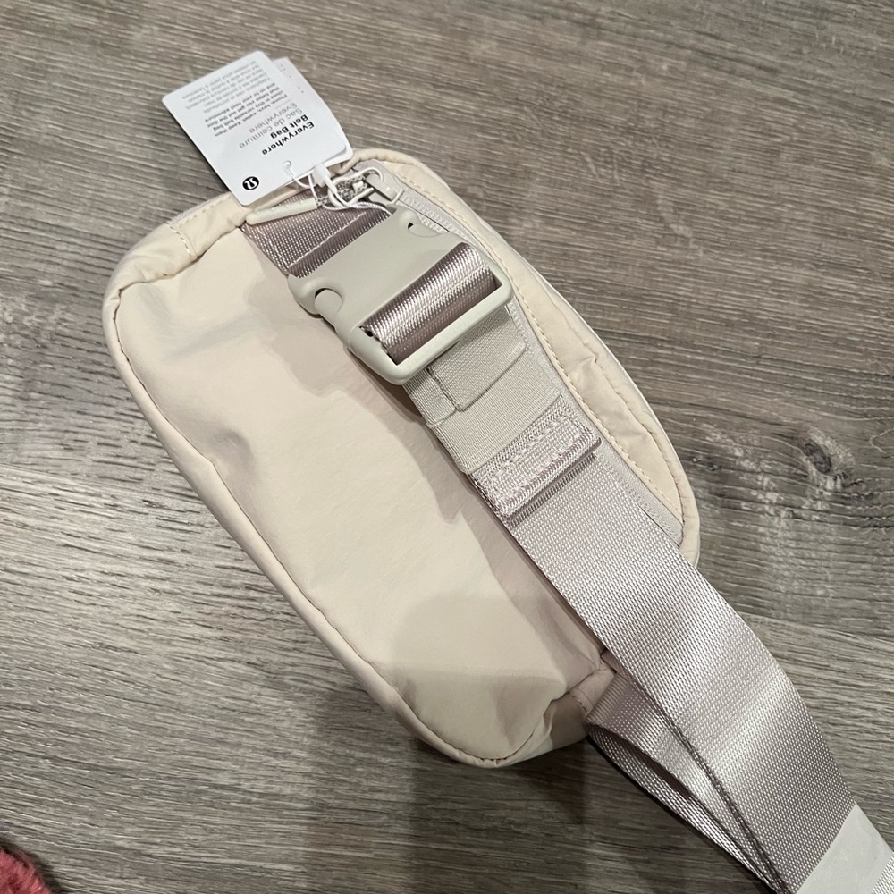 *Last1*NWT Lululemon Everywhere Belt Bag - White - Picture 8 of 13